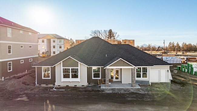 Dry Canyon in Redmond, OR - Foto de edificio - Building Photo