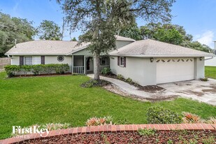 1811 E Cooper Dr in Deltona, FL - Building Photo