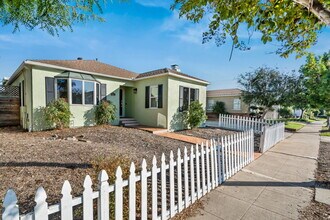 4565 Estrella Ave in San Diego, CA - Foto de edificio - Building Photo