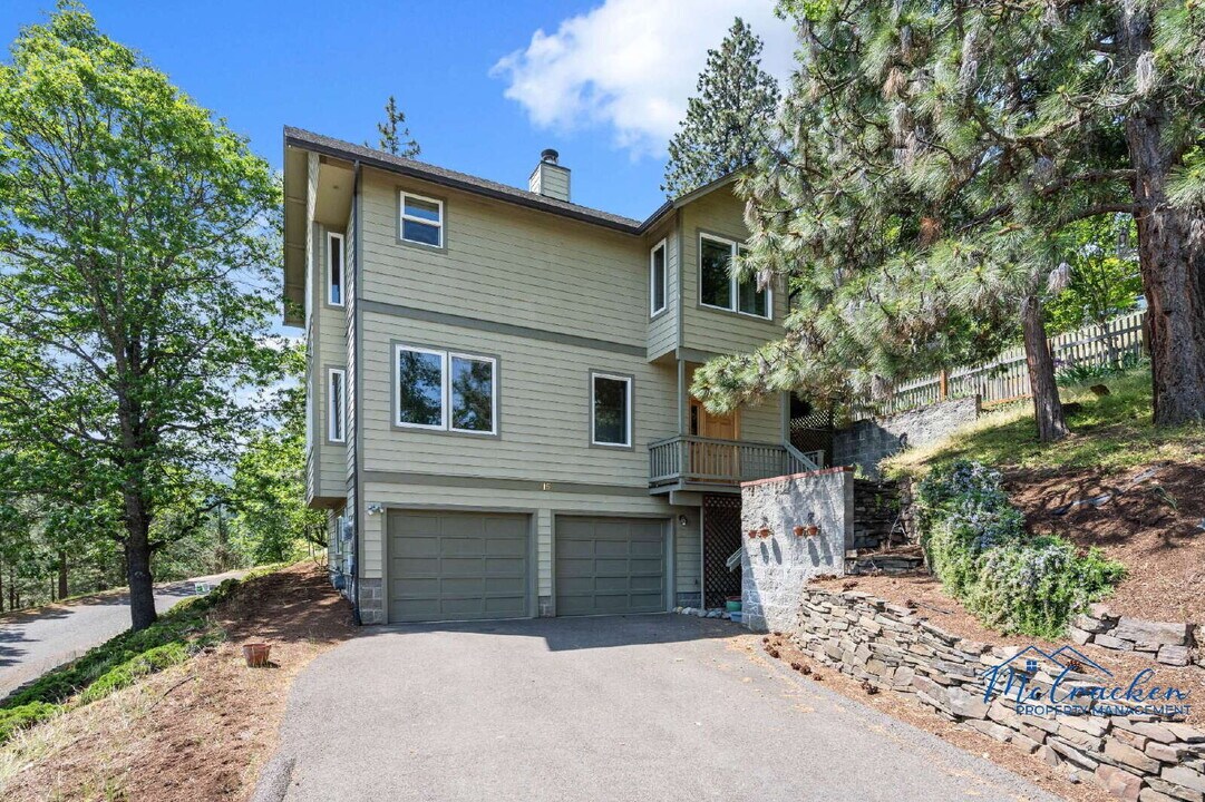 215 Piedmont Dr in Ashland, OR - Building Photo