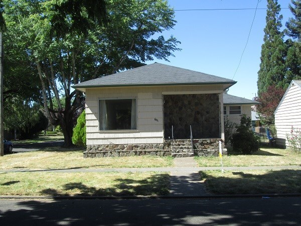 611 N 3rd St in Woodburn, OR - Building Photo