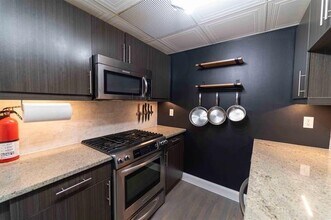 227 Christopher Columbus Dr in Jersey City, NJ - Building Photo - Building Photo