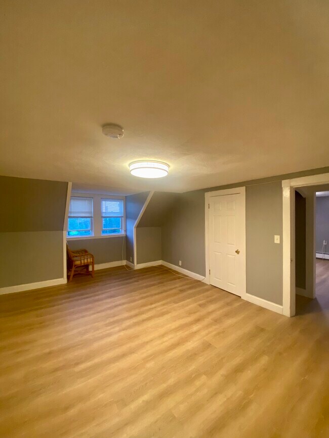 51 Beacon St, Unit 3 in Somerville, MA - Foto de edificio - Building Photo