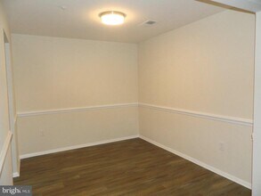 18420 Guildberry Dr-Unit -201 in Gaithersburg, MD - Foto de edificio - Building Photo