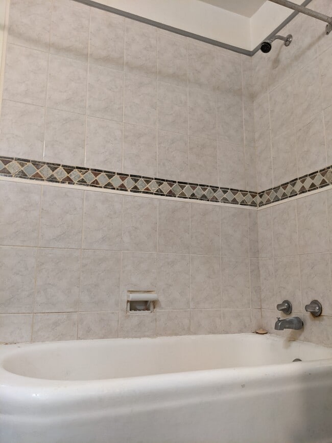 1235 Simms Pl NE, Unit 10 in Washington, DC - Foto de edificio - Building Photo