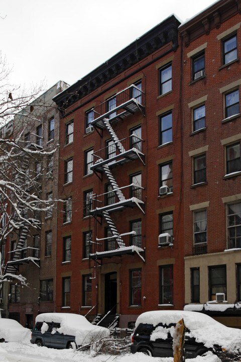 416 E 9th St in New York, NY - Building Photo