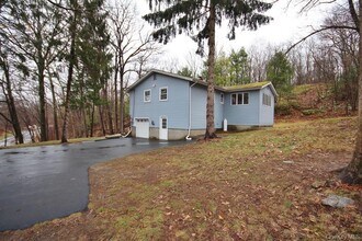 1432 E Mombasha Rd in Monroe, NY - Building Photo - Building Photo