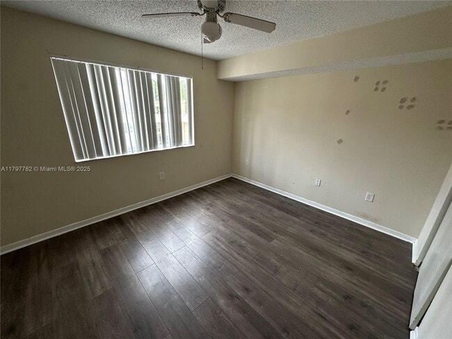 791 N Pine Island Rd in Plantation, FL - Foto de edificio - Building Photo