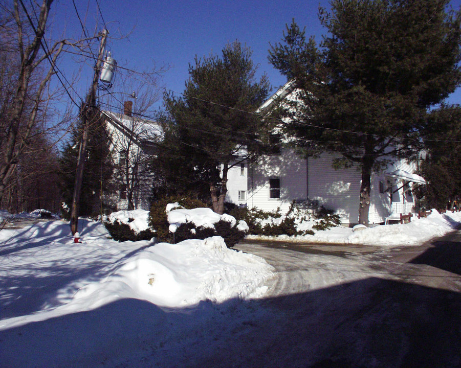 10-12 Railroad Ct in Grafton, MA - Building Photo