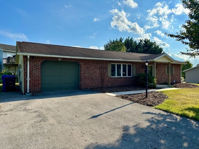 1586 Elizabeth Dr in Chambersburg, PA - Building Photo - Building Photo