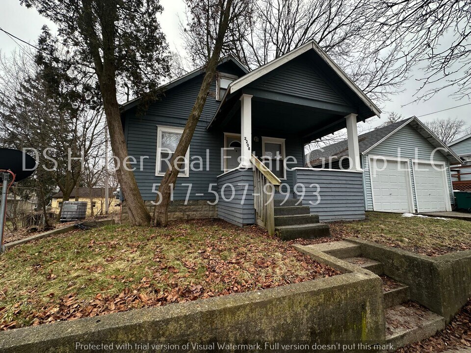 2208 Marcus St in Lansing, MI - Building Photo