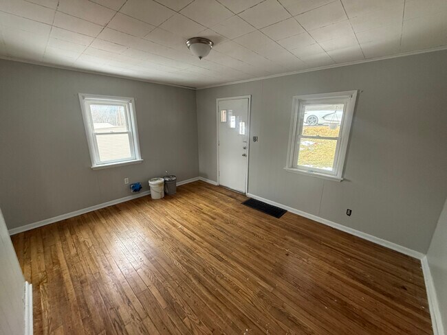 127 May St, Unit Apt B in Yukon, PA - Building Photo - Building Photo