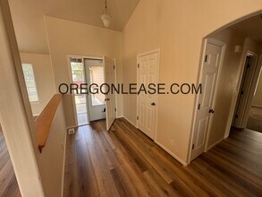 1852 Iron Horse Rd in Eugene, OR - Building Photo - Building Photo