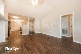 1296 N Hampton Dr in Hampton, GA - Foto de edificio - Building Photo