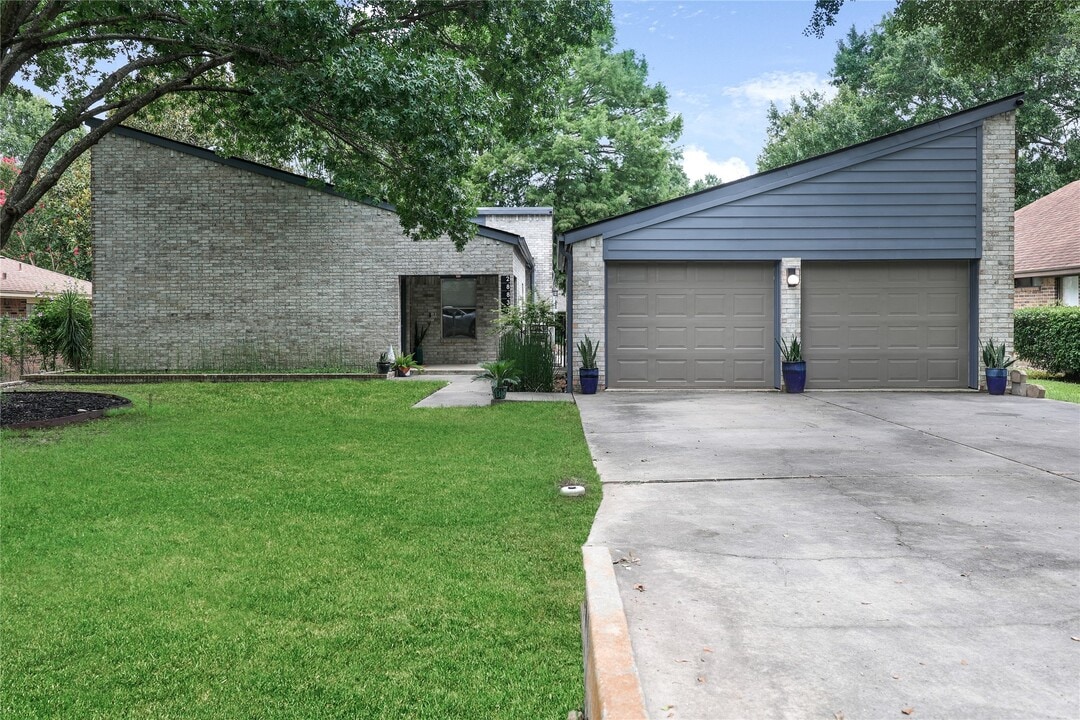 28831 S Diamondhead in Montgomery, TX - Building Photo