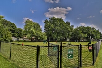 Hillside Village Apartments in Waukesha, WI - Foto de edificio - Building Photo
