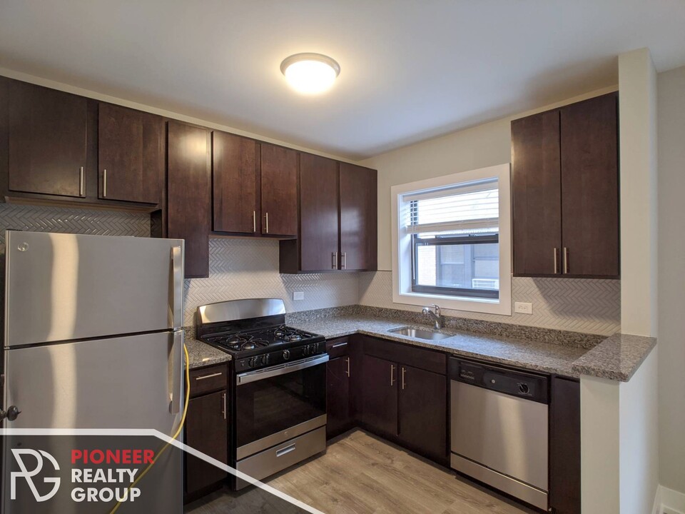 705 W Brompton Ave, Unit 22 in Chicago, IL - Building Photo