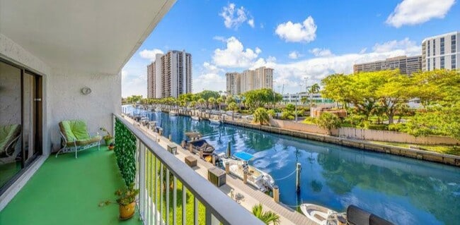 1650 NE 115th St, Unit 310 in Miami, FL - Foto de edificio - Building Photo