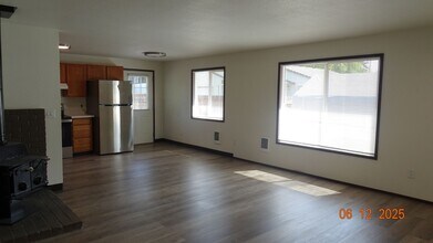 2175 NE Lilac Ct in Hillsboro, OR - Building Photo - Building Photo