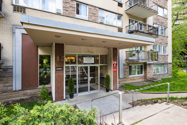 Highland Towers in Montréal, QC - Building Photo - Building Photo