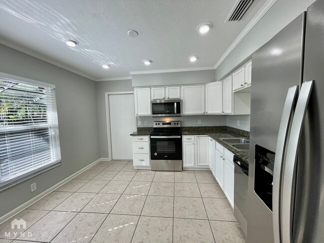 1200 Lake Valrico Ln in Valrico, FL - Building Photo - Building Photo