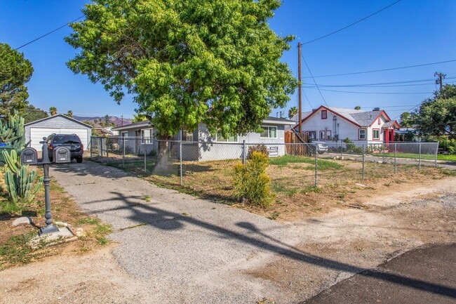 1364 Turquoise Ave in Mentone, CA - Building Photo - Building Photo
