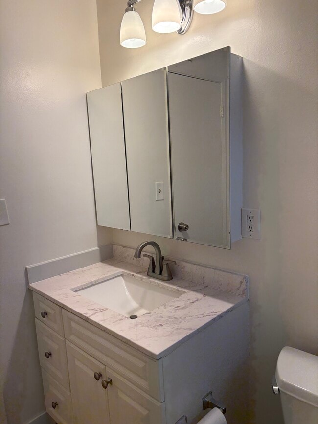 11168 Camarillo St, Unit #8 in North Hollywood, CA - Foto de edificio - Building Photo