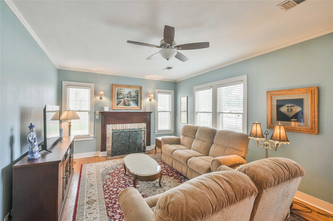 802 S Day St in Brenham, TX - Building Photo