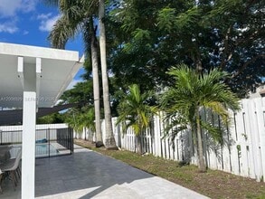 11121 SW 110th Rd in Miami, FL - Building Photo - Building Photo