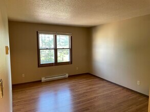 2703 Fryklund Dr, Unit 2 in Menomonie, WI - Foto de edificio - Building Photo
