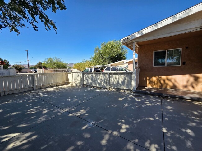 38577 Friendly Ave in Palmdale, CA - Building Photo - Building Photo