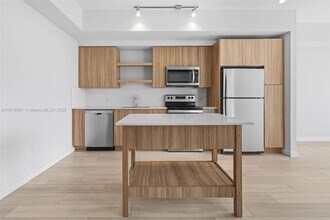 555 NE 8th St, Unit 0528 in Fort Lauderdale, FL - Building Photo - Building Photo