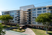 Longwood Towers in Bay Harbor Islands, FL - Foto de edificio - Building Photo