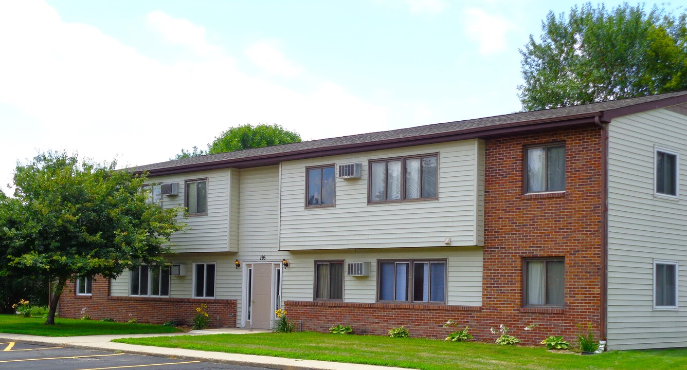 Spicer B Apartments in Spicer, MN - Building Photo