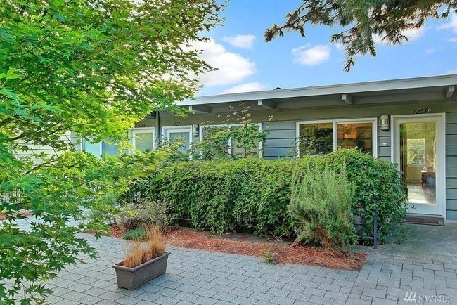 4253 Palatine Ave N in Seattle, WA - Foto de edificio - Building Photo