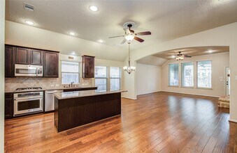 8215 Laughing Falcon Trail in Conroe, TX - Building Photo - Building Photo
