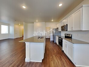 740 Dudley St in Enumclaw, WA - Foto de edificio - Building Photo