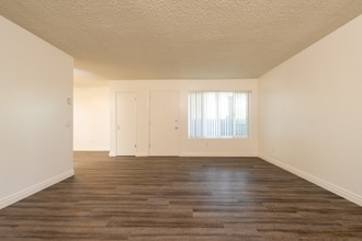 1050 Meadow Lake Dr in Vista, CA - Foto de edificio - Building Photo
