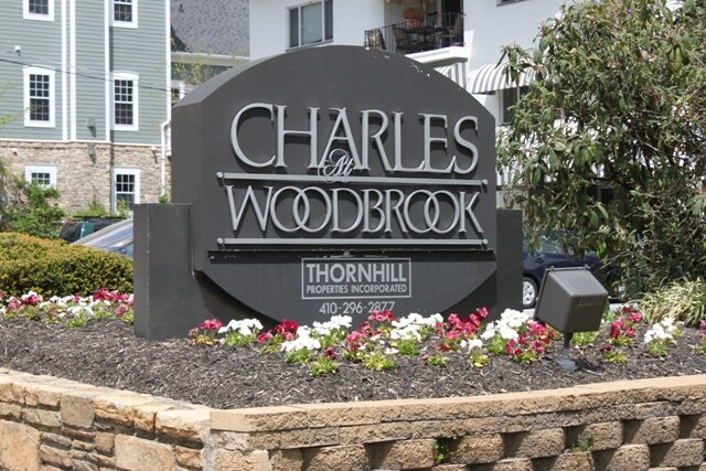 Charles at Woodbrook in Baltimore, MD - Foto de edificio