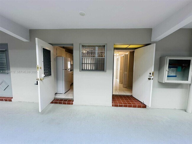 330 SE 2nd St in Hallandale Beach, FL - Foto de edificio - Building Photo