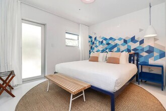 250 Collins Ave in Miami Beach, FL - Building Photo - Building Photo