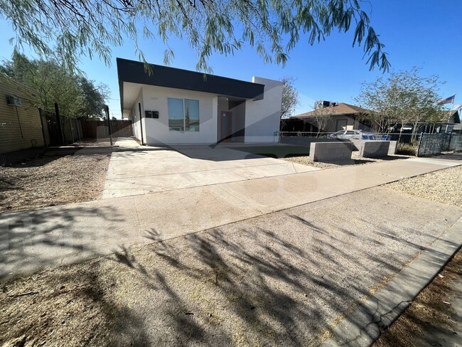 property at 1437 E Roosevelt St