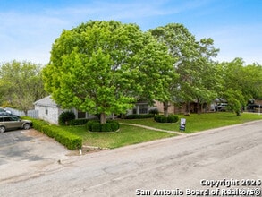 109 Weeping Willow in Uvalde, TX - Building Photo - Building Photo