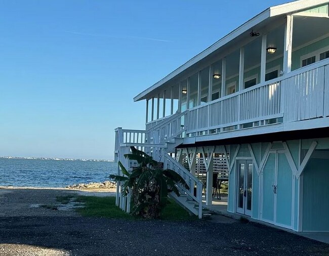 3021 Laguna Shores Rd in Corpus Christi, TX - Foto de edificio - Building Photo