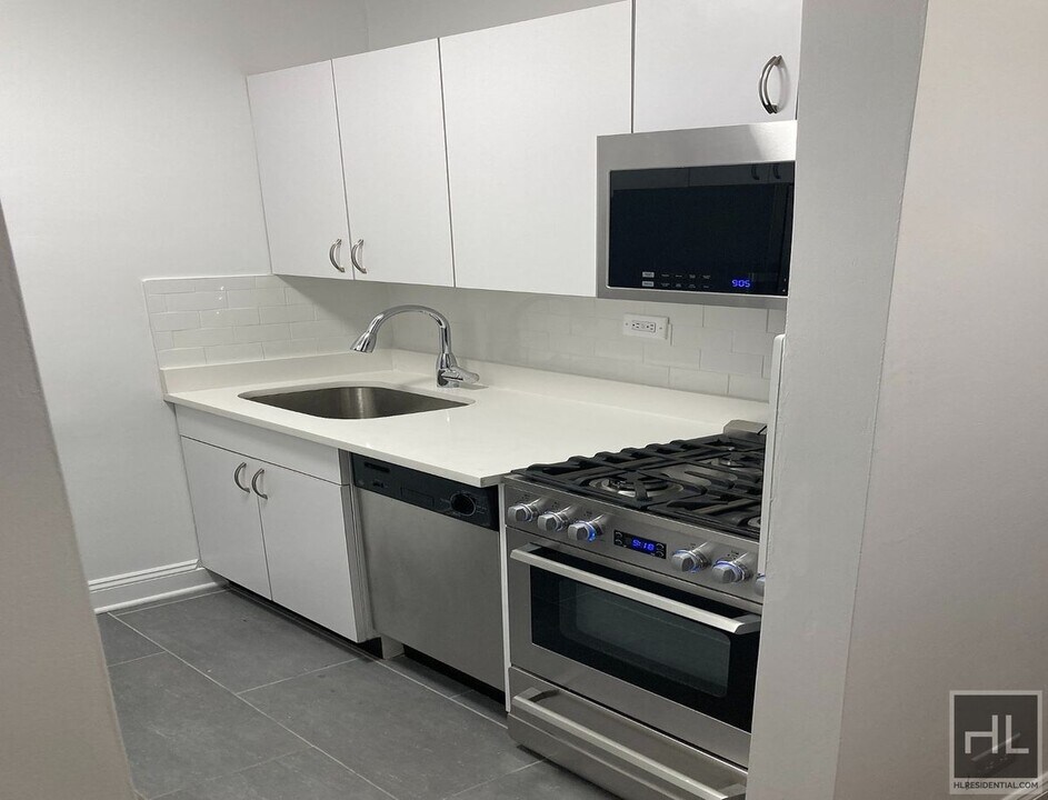 EAST 35 STREET in New York, NY - Building Photo