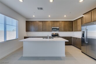 405 Isla Enclave Wy in Henderson, NV - Building Photo - Building Photo