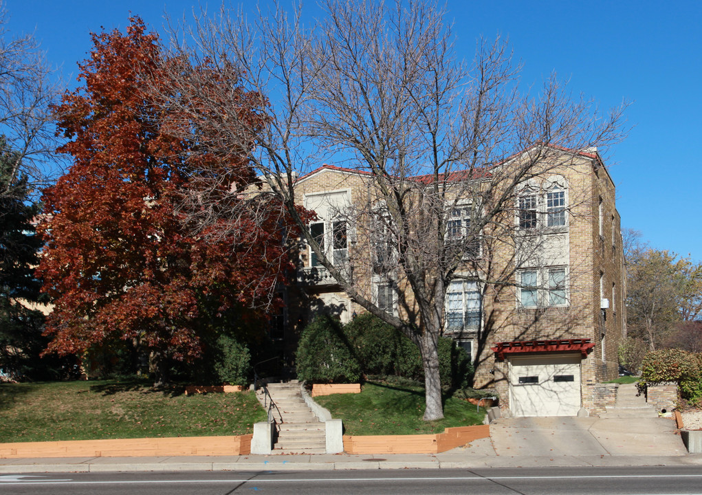 Lakeshore Arms Apartments in Minneapolis, MN - Building Photo