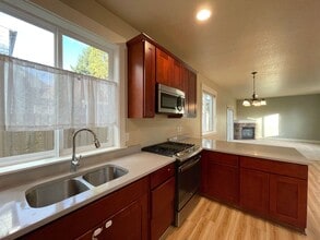 2746 SE 78th Ave in Portland, OR - Building Photo - Building Photo