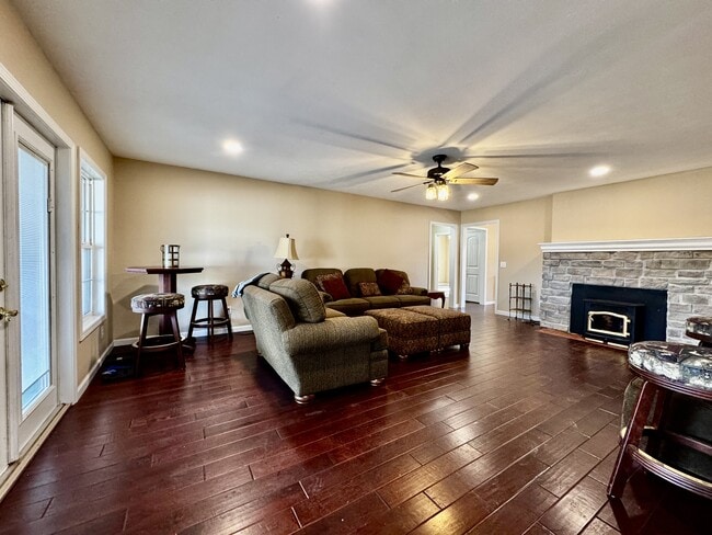 302 Bluebird Ct in Lebanon, MO - Building Photo - Building Photo