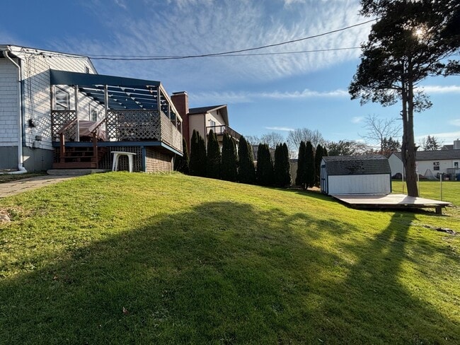 29 Newport Ave in Middletown, RI - Foto de edificio - Building Photo